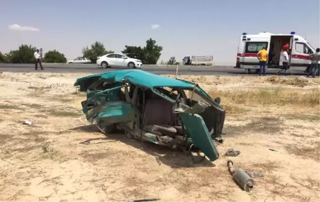 Hafif Ticari Araçla Çarpışan Otomobil İkiye Bölündü: 5 Yaralı