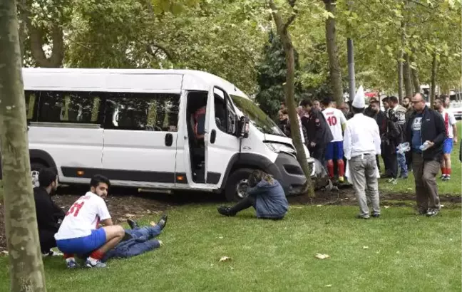 Minibüsteki Yaralılara İlk Yardım Futbol Sahasından Geldi