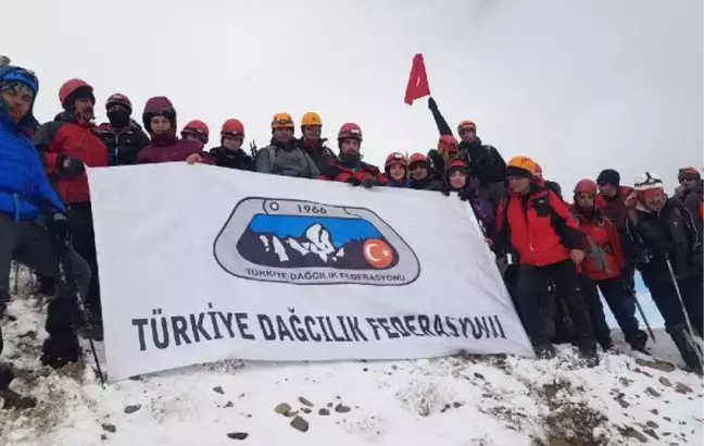 Erciyes'e Kar Yağışı Altında 'Cumhuriyet Tırmanışı'