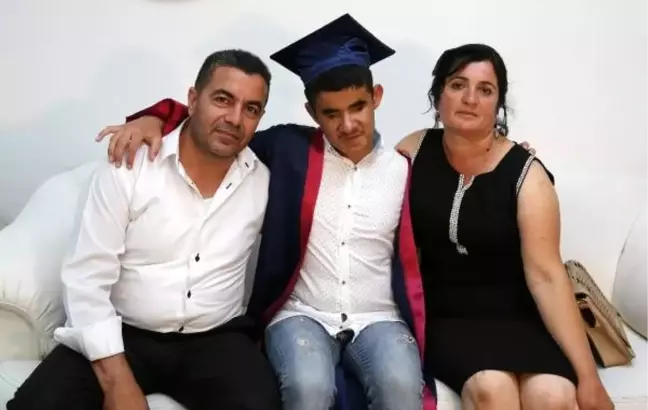 Okulun tek görme engellisi Deniz, birincilikle mezun oldu