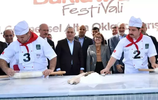 Tarihi Eminönü Meydanı'nda 15 bin dilim baklava dağıtıldı