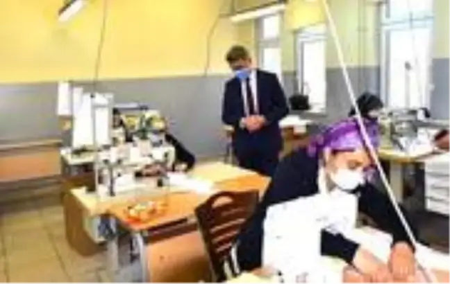 Teknik Lisede günlük 6 bin maske üretiliyor