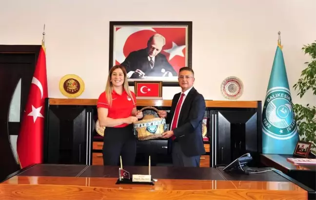 Şampiyon Güreşçi Yasemin Adar'dan Rektör Prof. Dr. İlter Kuş'a ziyaret