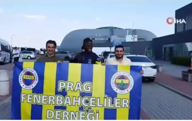 Fenerbahçe Çekya'da çiçeklerle karşılandı