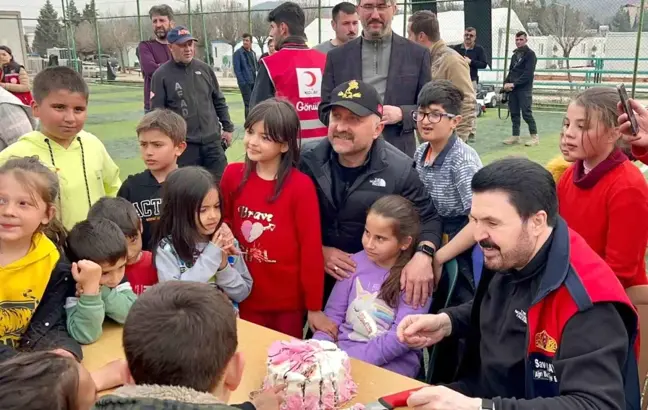 Depremzede Ecrin'e konteyner kentte doğum günü sürprizi