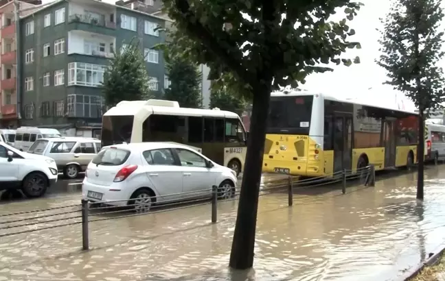 Bahçelievler'de yoğun yağış nedeniyle yolu su bastı araçlar güçlükle ilerledi