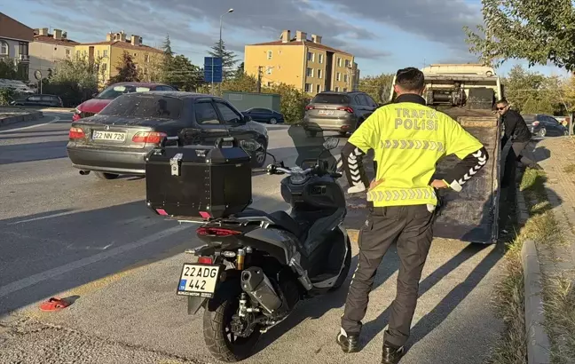 Edirne'de Motosiklet-Kamyonet Kazası: Sürücü Yaralandı