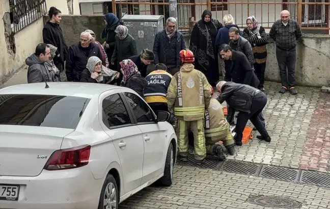 Kağıthane'de Kontrolden Çıkan Otomobil Bahçe Duvarına Çarptı