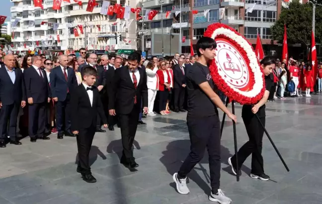 Antalya'da 23 Nisan Kutlamaları Çelenk Sunma Töreniyle Başladı