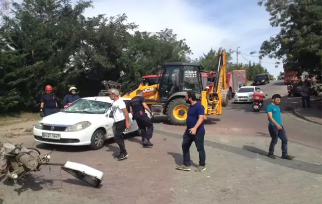 Kamyon Elektrik Direğini Devirdi: Faciadan Dönüldü !