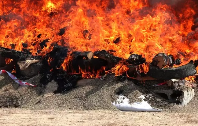 Afganistan'da 28 ton uyuşturucu yakılarak imha edildi