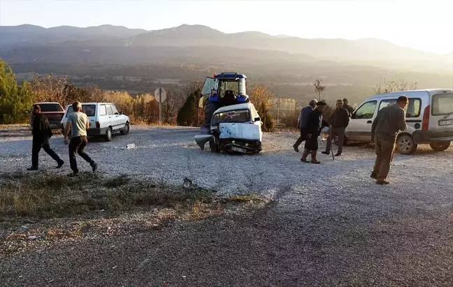 Boyabat'ta otomobil ile minibüs çarpıştı: 1 yaralı
