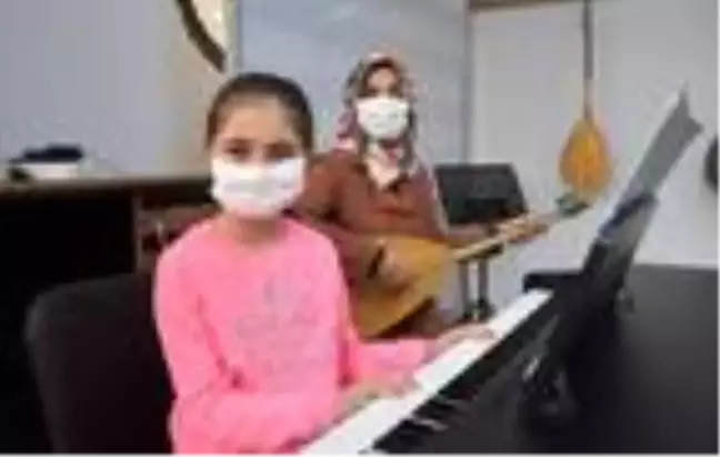 Küçük Azra, çok sevdiği Aşık Veysel'in eserlerini piyanoyla çalıyor