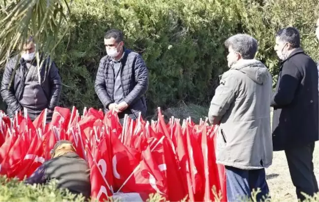 Evlat nöbetindeki ailelerden Gara şehidi Vedat Kaya'nın kabrine ziyaret