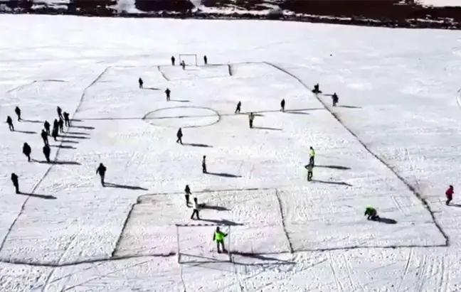 Yüzeyi buzla kaplı Çıldır Gölü'nde futbol keyfi