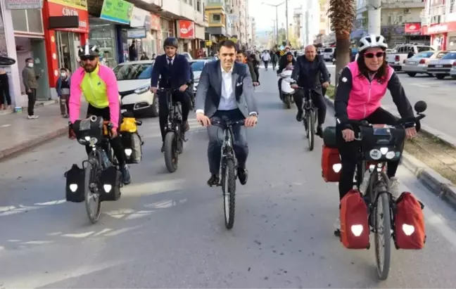 Otizmli ve down sendromlu çocuklar için pedal çeviren Fransız çift Mersin'e geldi