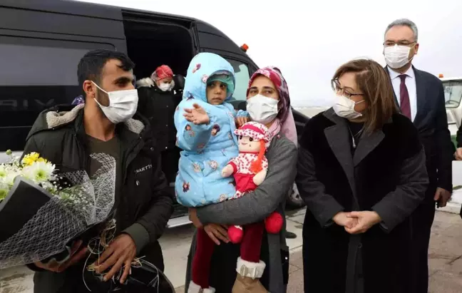 Taburcu olan minik Asiye memleketi Gaziantep'e döndü