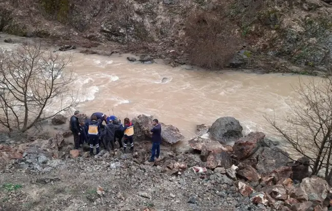 GÜMÜŞHANE - Otomobilin dereye yuvarlandığı kazada 1 kişi öldü, 3 kişi yaralandı