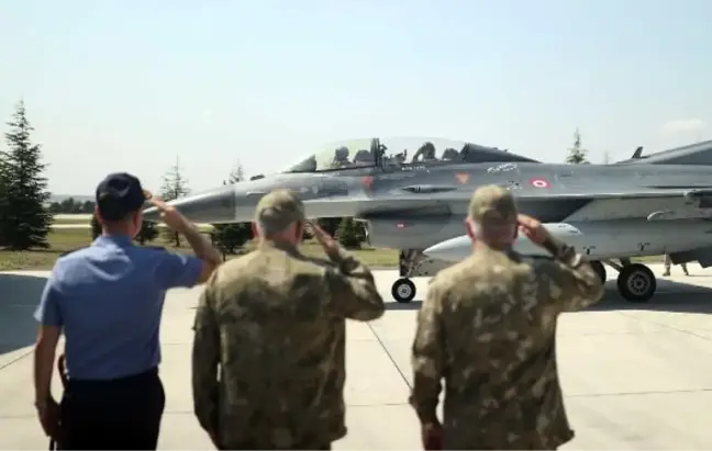 Bakan Akar'dan Ege Denizi üzerinde F-16 ile özel uçuş