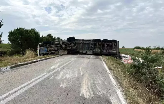 Tekirdağ'da devrilen tırın sürücüsü yaralandı