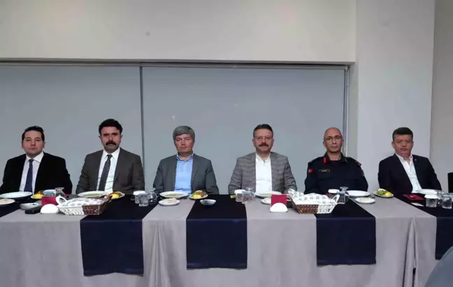 Eskişehir Valisi Hüseyin Aksoy, 112 Acil Çağrı Merkezi ve Güvenlik, Acil Durumlar Koordinasyon Merkezi Personeli ile İftar Yemeğinde Buluştu