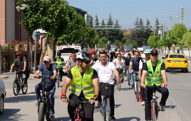 Eskişehir'de 'Temiz Hava İçin Otomobilsiz Bir Gün' Temalı Bisiklet Turu Düzenlendi