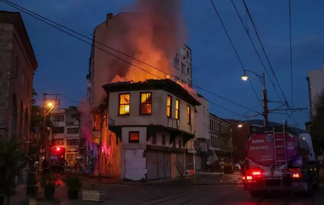 Bursa'da metruk binada çıkan yangın söndürüldü