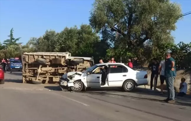 Ödemiş'te Kamyonet ve Otomobil Çarpıştı: 2 Yaralı