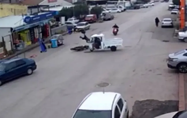 Bandırma'da Motosiklet ile Motorlu Bisiklet Çarpıştı: 2 Yaralı