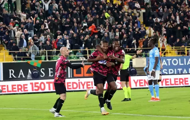 Trendyol Süper Lig: Alanyaspor, Trabzonspor'u 2-1 Mağlup Etti