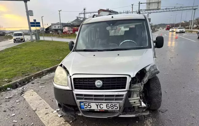 Bafra'da Kavşakta Trafik Kazası: 3 Çocuk Yaralandı