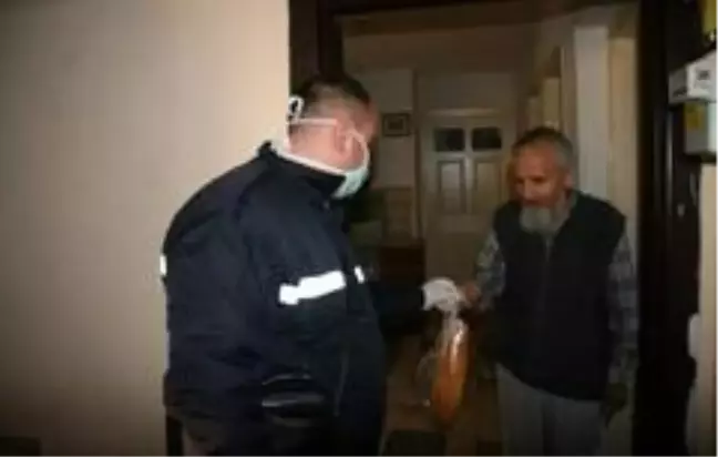 Türkiye Gazetesi dağıtım personellerinden yaşlı okuyucularına her saat hizmet