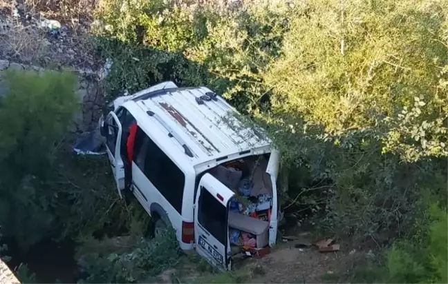 Eğirdir'de araç kanala uçtu: 2 ölü, 6 yaralı