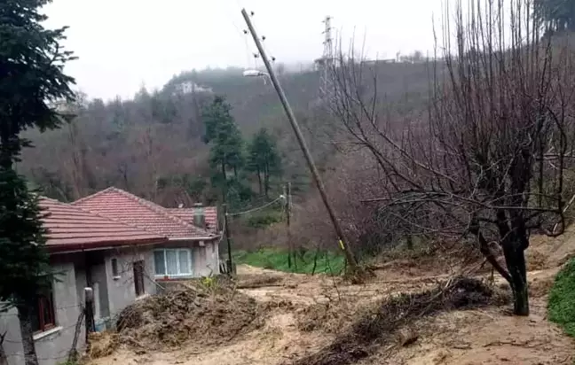 150 haneli köyde meydana gelen heyelan korkuya neden oldu