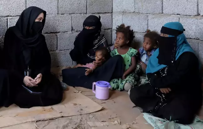 Angelina Jolie, Yemen'de bir sığınmacı kampını ziyaret etti