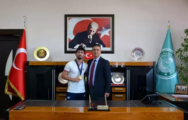 BAÜN'lü Şampiyon güreşçiden Rektör Prof. Dr. İlter Kuş'a ziyaret