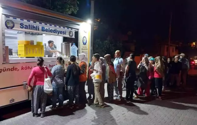 Manisa yerel: Salihli'de üzüm işçilerine simit ve çay ikramı