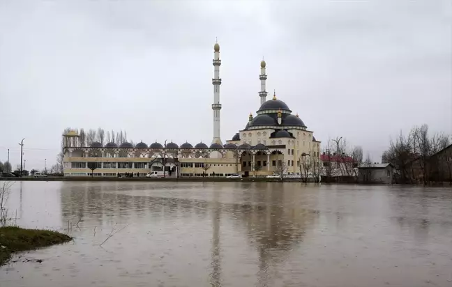 Muş'ta Sağanak Yağış Sonucu İş Yerleri ve Evler Su Altında Kaldı