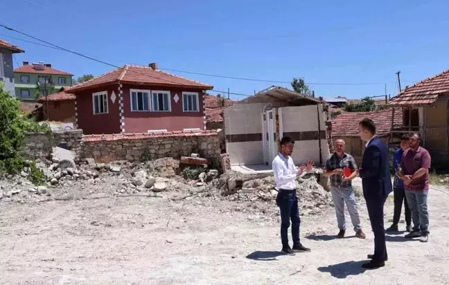 Aslanapa Kaymakamı Dere Köy Camii'nde İncelemelerde Bulundu