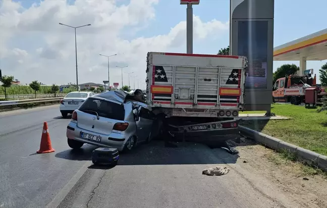 Manavgat'ta park halindeki tıra çarpan otomobilde 1 kişi öldü, 1 kişi yaralandı