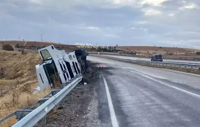 Adıyaman'da Tır Devrildi, Maddi Hasar Oluştu