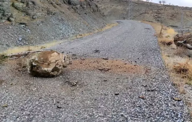 Adıyaman Sincik'te Kaya Parçaları Yola Düşüyor, Vatandaşlar Tepkili