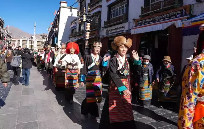 Tibetlerin Renkli Geleneksel Kostüm Geçit Töreni