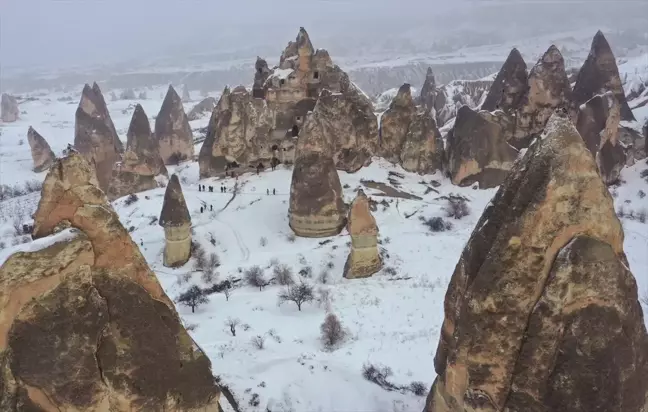 Kapadokya'nın Kış Güzelliği: Karla Kaplı Peri Bacaları Turistleri Ağırlıyor