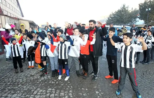 Beşiktaş kafilesi Erzurum'da çiçeklerle karşılandı