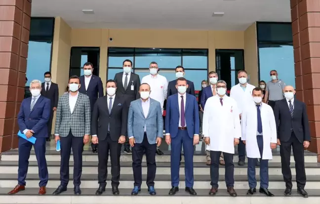 Bakan Çavuşoğlu, Antalya'da hastane yönetimini ziyaret edip brifing aldı