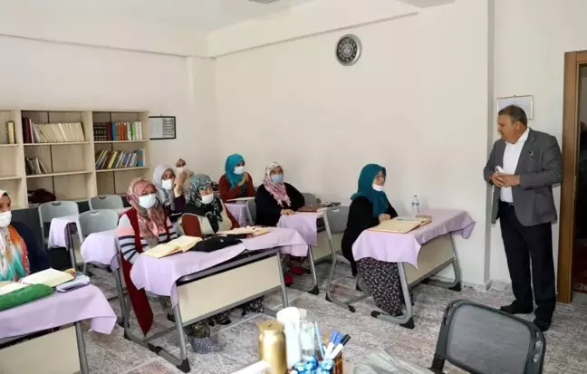 Başkan Çerçi Yunusemre Kur'an Kursu'nda kursiyerlerle buluştu