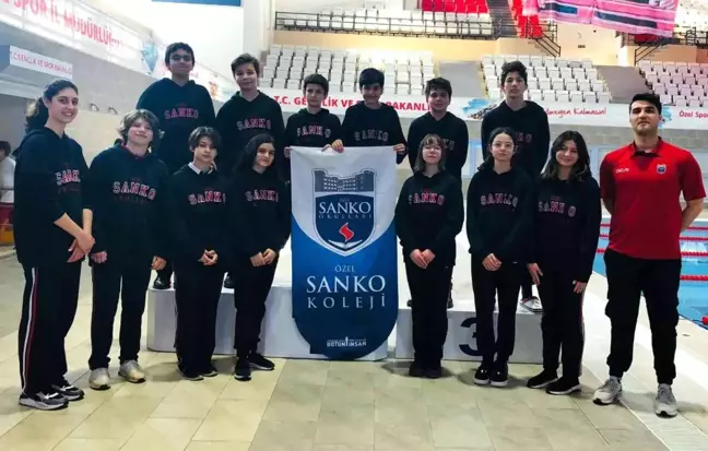 SANKO Okullarının kız ve erkek yüzme takımı bölge ikincisi oldu