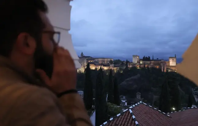 Granada'daki Müslümanlar iftarı El Hamra Sarayı karşısındaki Ulu Cami'de yapıyor