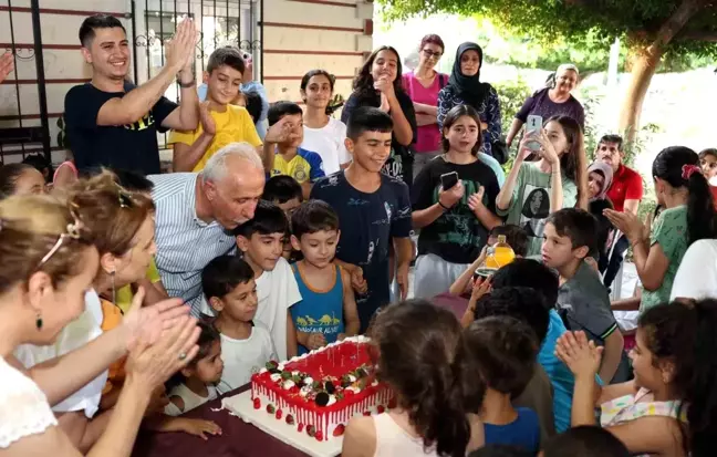 Mersin Akdeniz Belediye Başkanı Mustafa Gültak, İhsaniye Mahallesi'nde çocuklara sürpriz doğum günü kutlaması yaptı
